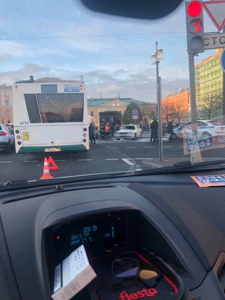 На перекрестке Садовой и Московского столкнулись автобус и праворульная Тойота Чайзер Это картинка