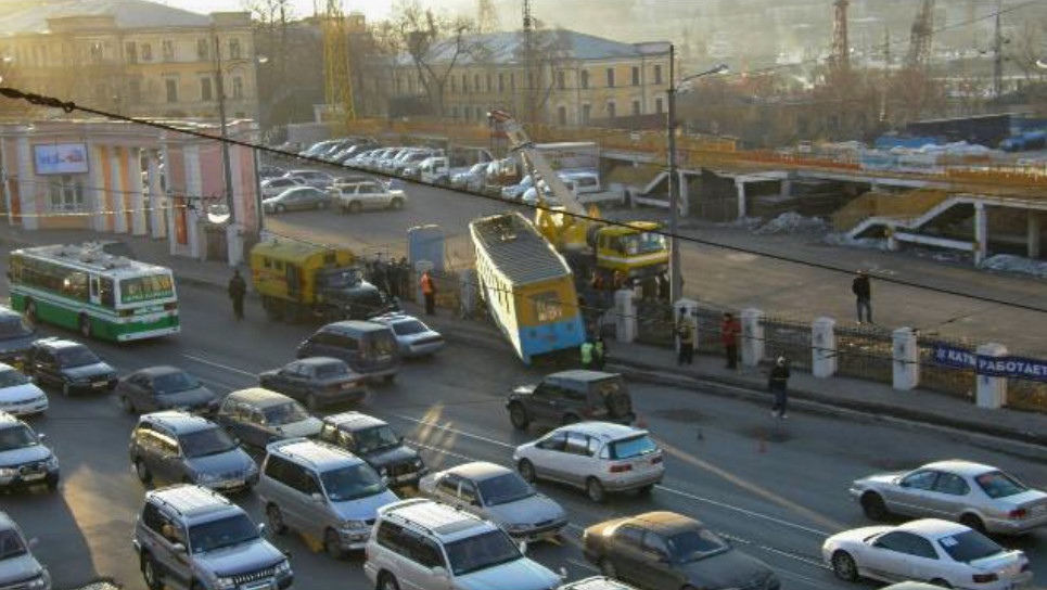 Владивосток 2008г. Трамвай полностью сошел с рельсов, перескочил бордюр и влетел частично на автостоянку, проломив одну колонну ограждения Это картинка