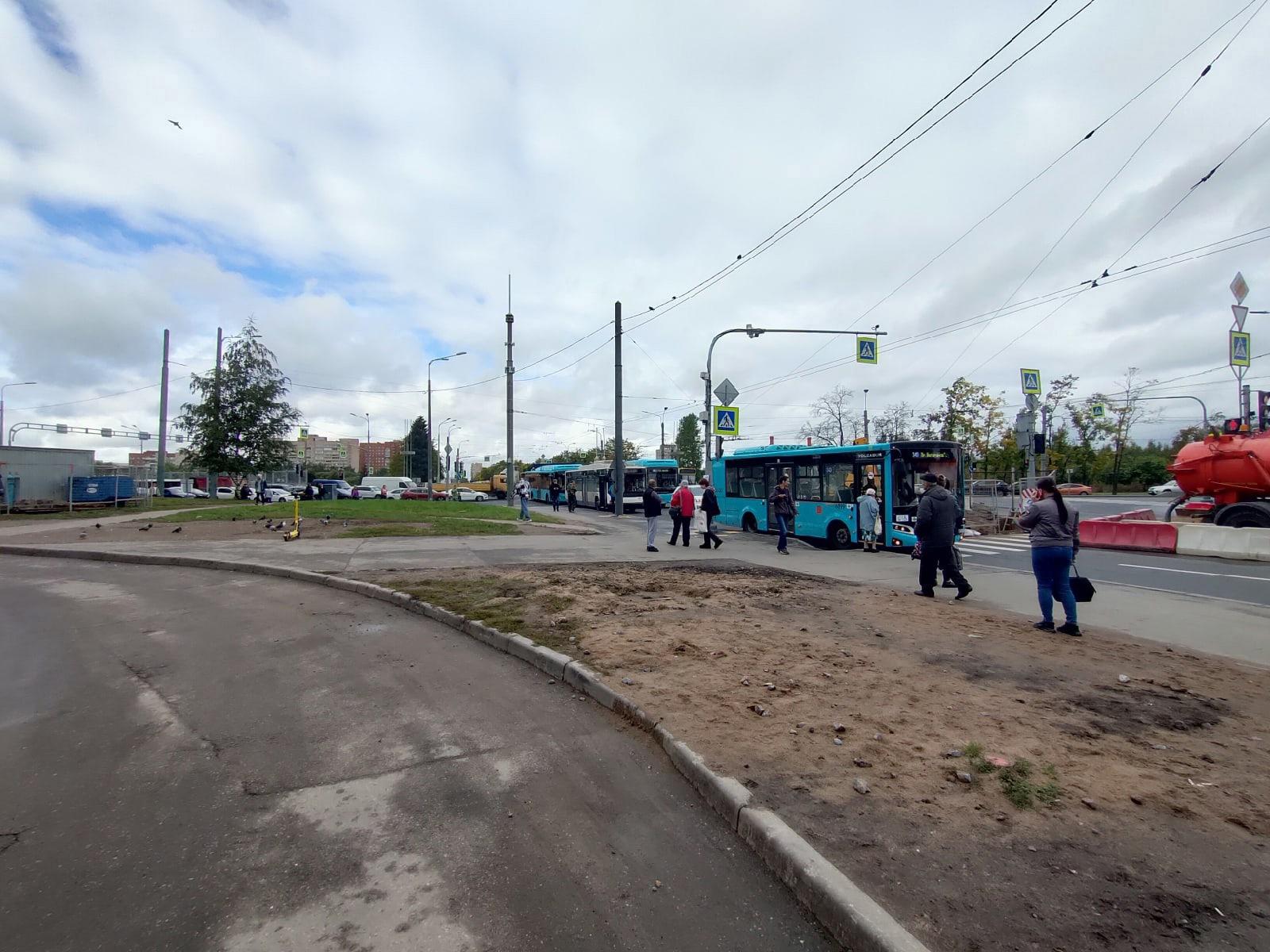На проспекте Ветеранов уже годами вновь и вновь идёт перекладка труб Это картинка
